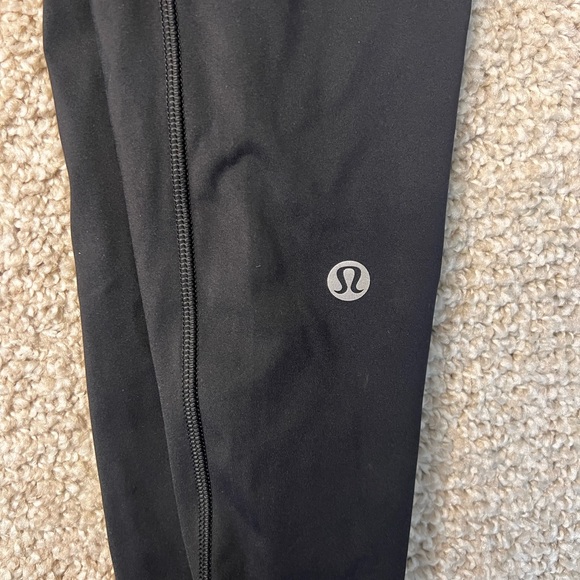 lululemon women’s Black Leggings - NEW - Fast and Free 25” tight- size 4 - Picture 3 of 4